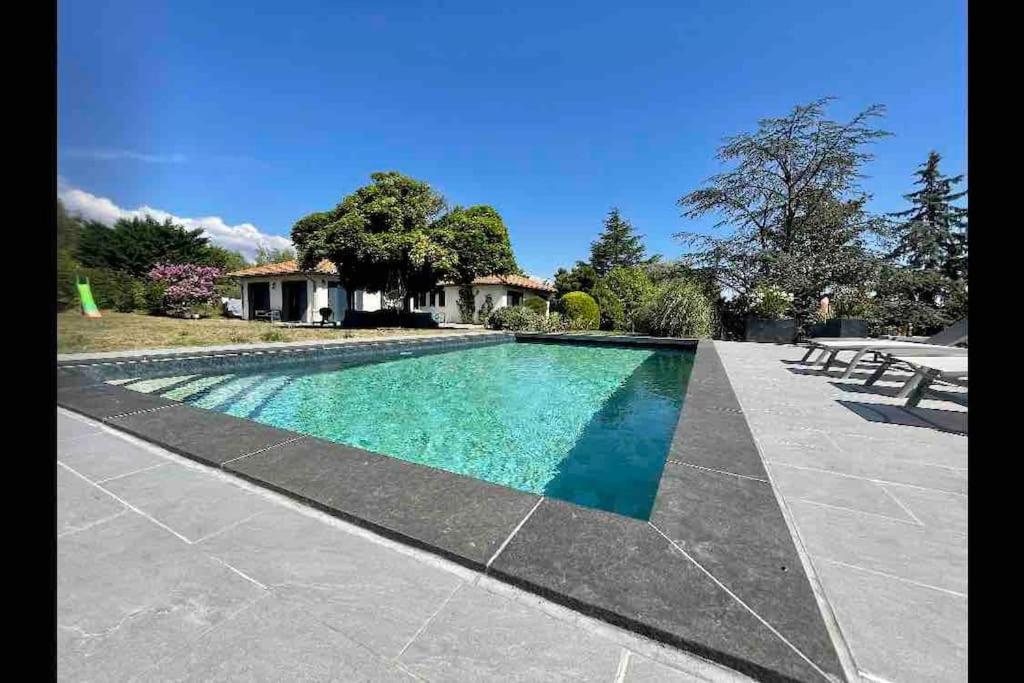 Logements Chaleureux Dans Maison Avec Piscine A 35 Min De Lyon Alix Exterior photo