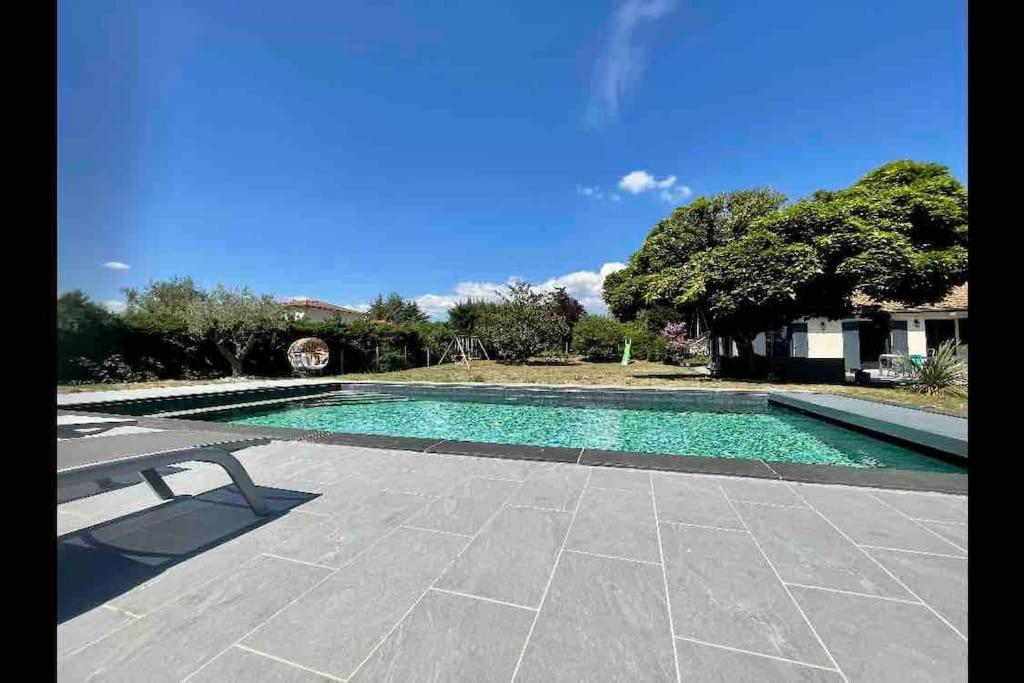 Logements Chaleureux Dans Maison Avec Piscine A 35 Min De Lyon Alix Exterior photo