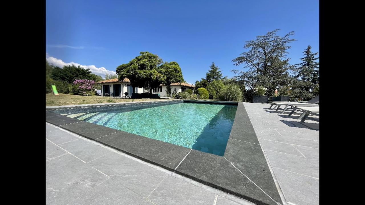 Logements Chaleureux Dans Maison Avec Piscine A 35 Min De Lyon Alix Exterior photo