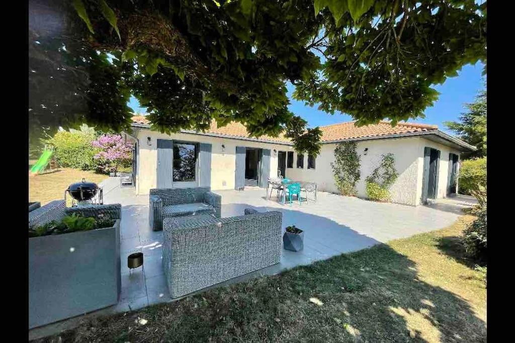 Logements Chaleureux Dans Maison Avec Piscine A 35 Min De Lyon Alix Exterior photo